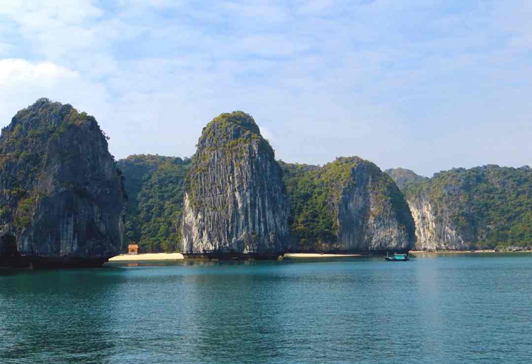 Vịnh Lan Hạ thuộc phần phía Đông, với nhiều hòn đảo xinh đẹp