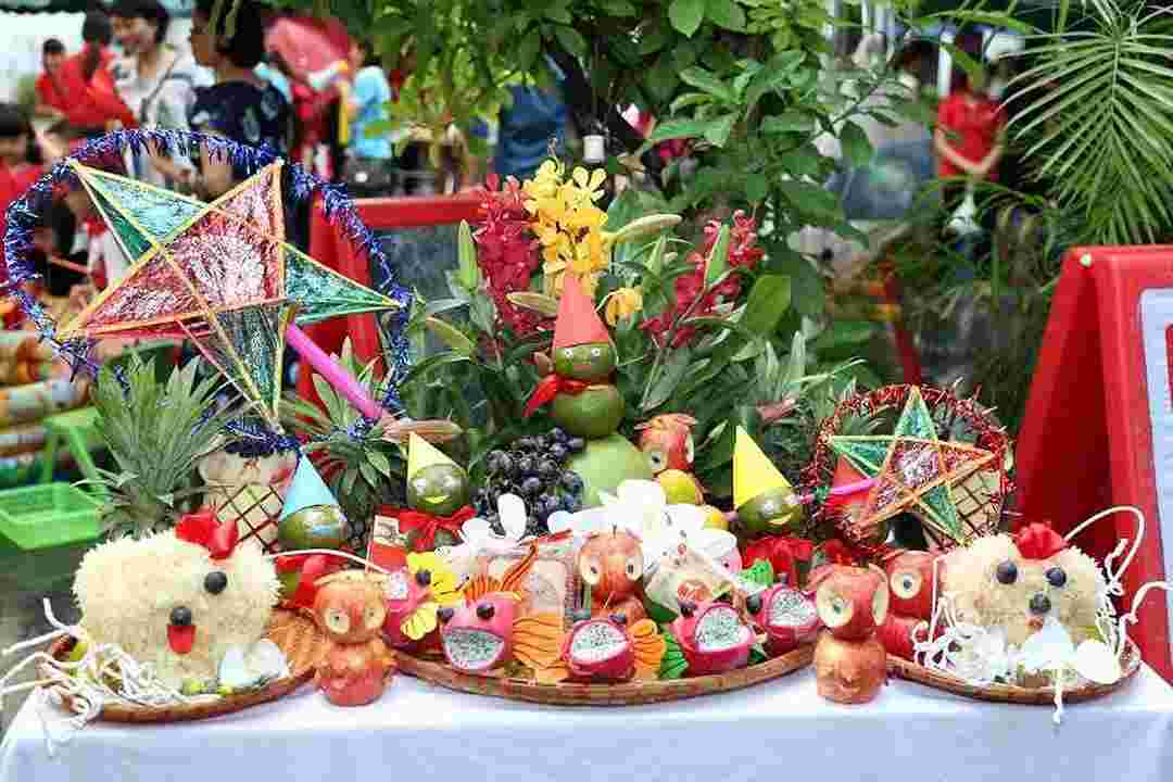 Vào dịp này, mỗi gia đình Việt đều bày một mâm cỗ với đủ bánh kẹo